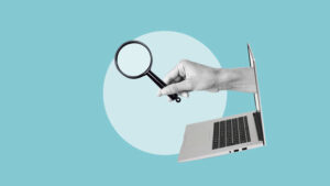 Lupe & Notebook auf blauem Hintergrund als Grafik für einen Blogartikel zum Thema: Gefunden werden bei Google